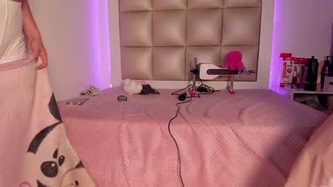 jadeestudios online show from September 17, 2:09 pm