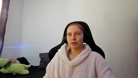 jaimeeosendorf online show from April 8, 9:12 am