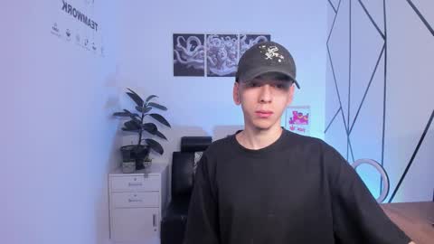 james_adamss_ online show from November 20, 12:26 pm