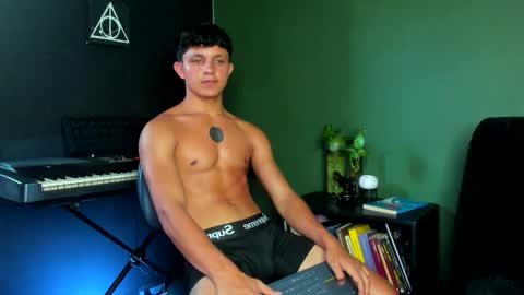 jamesgolden_ online show from September 22, 8:46 pm