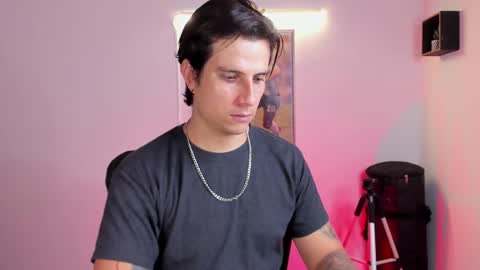 Snapshot of jayalvarrez_ chatting on September 23, 7:53 pm Jay Alvarrez online show from September 23, 7:53 pm