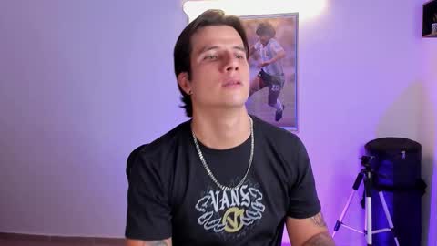 Snapshot of jayalvarrez_ chatting on September 22, 7:51 pm Jay Alvarrez online show from September 22, 7:51 pm