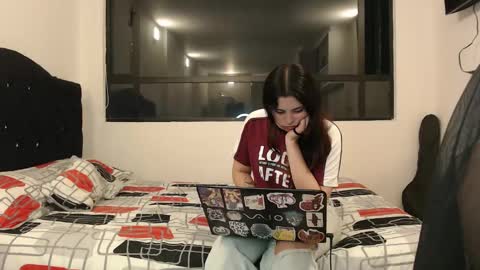 Snapshot of jazmin_dharius chatting on February 12, 5:26 am Jazmin and Scarlett online show from February 12, 5:26 am