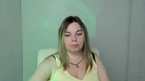 Snapshot of jennifer_moree chatting on October 18, 6:50 am Jennifer online show from October 18, 6:50 am