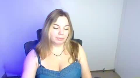 Snapshot of jennifer_moree chatting on October 13, 8:27 am Jennifer online show from October 13, 8:27 am
