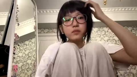 Emi online show from April 29, 8:02 pm