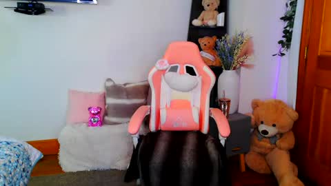 Jessabelle Diamond online show from July 23, 1:20 pm