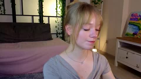 Gwen online show from February 28, 8:35 pm