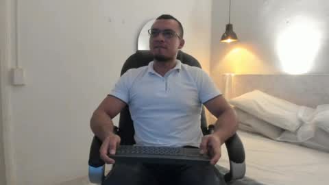 johan online show from April 7, 7:27 pm