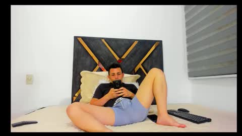 john_hot690 online show from April 10, 7:46 am