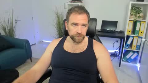 johnnydough82 online show from December 3, 9:32 am