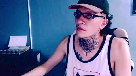 Snapshot of johnsonisaac94_ chatting on December 22, 5:01 am johnsonisaac94  online show from December 22, 5:01 am