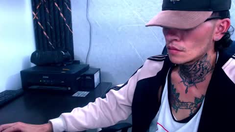 Snapshot of johnsonisaac94_ chatting on February 9, 8:32 am johnsonisaac94  online show from February 9, 8:32 am