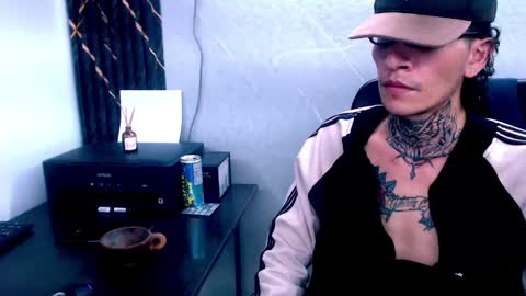 Snapshot of johnsonisaac94_ chatting on February 19, 7:50 am johnsonisaac94  online show from February 19, 7:50 am