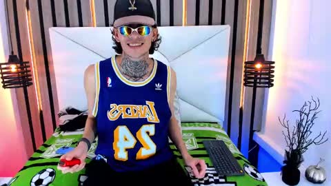 Snapshot of johnsonisaac94_ chatting on March 5, 5:18 am johnsonisaac94  online show from March 5, 5:18 am