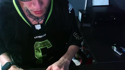 Snapshot of johnsonisaac94_ chatting on December 5, 9:00 am johnsonisaac94  online show from December 5, 9:00 am