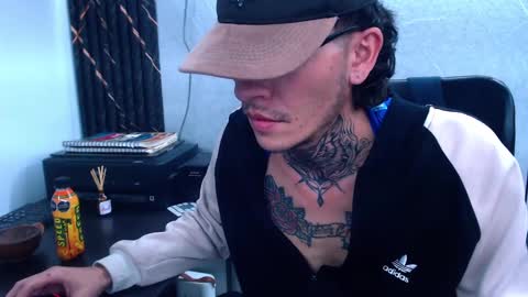 Snapshot of johnsonisaac94_ chatting on February 12, 8:27 am johnsonisaac94  online show from February 12, 8:27 am