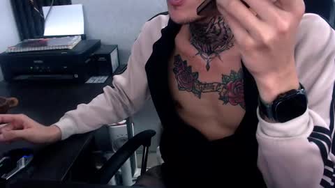 Snapshot of johnsonisaac94_ chatting on February 4, 8:35 am johnsonisaac94  online show from February 4, 8:35 am