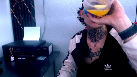 Snapshot of johnsonisaac94_ chatting on February 16, 10:54 am johnsonisaac94  online show from February 16, 10:54 am