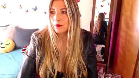 Snapshot of jolie_mature_ chatting on October 19, 6:56 pm Jolie Mature online show from October 19, 6:56 pm