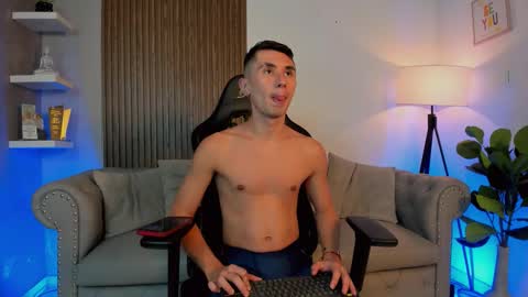 Snapshot of jota_stevensxx chatting on September 22, 7:51 pm Jota Stivens online show from September 22, 7:51 pm