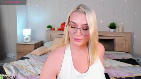 Snapshot of joyfuljasmine chatting on October 21, 9:03 am Vickie online show from October 21, 9:03 am
