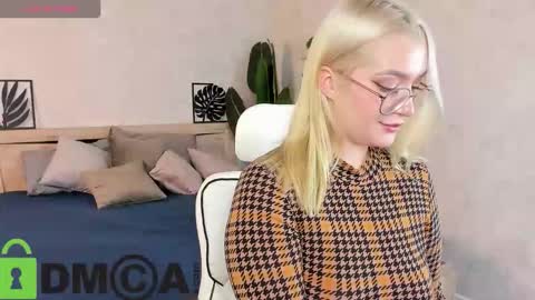 Snapshot of joyfuljasmine chatting on October 15, 9:54 am Vickie online show from October 15, 9:54 am