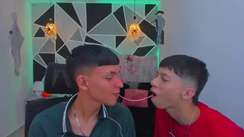 Snapshot of juan_nd_steven chatting on October 23, 4:36 am JuanSteven online show from October 23, 4:36 am
