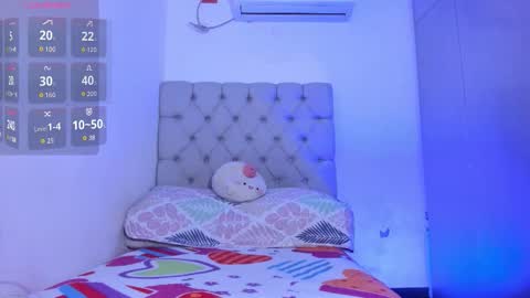 independent model online show from November 8, 5:49 pm