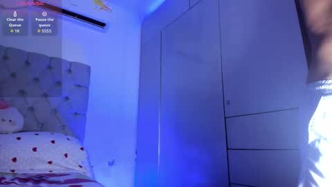 independent model online show from November 21, 9:46 pm