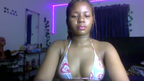 Snapshot of juicy_pussy1122 chatting on October 3, 8:22 am Emily online show from October 3, 8:22 am