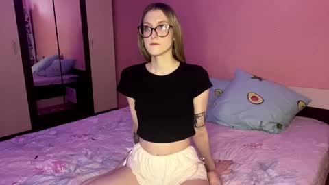 julia_charm online show from April 12, 4:00 pm