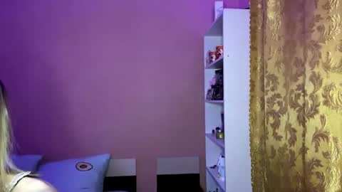 julia_charm online show from April 2, 4:14 pm