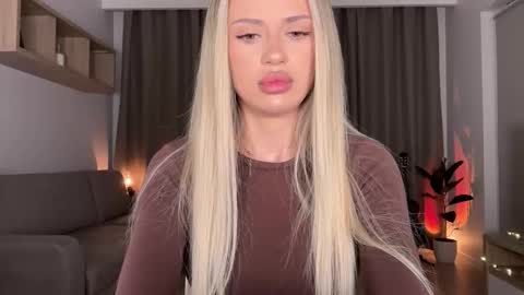 Snapshot of julia_rle chatting on October 1, 10:52 pm Julia R Le online show from October 1, 10:52 pm
