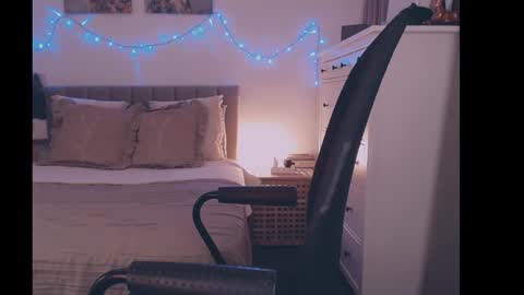 julialiones online show from January 28, 7:00 pm