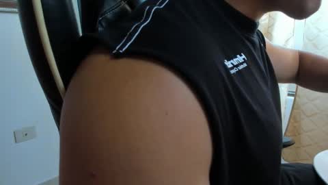 julian_wallace online show from February 10, 9:51 pm