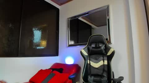 julian_wallace online show from March 12, 5:06 pm