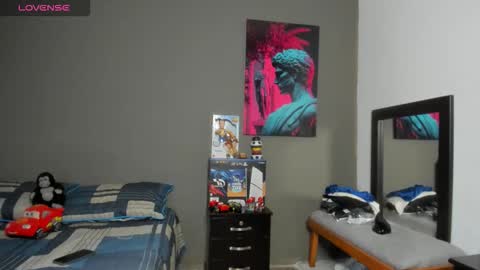 julian_wallace1 online show from May 27, 10:18 pm