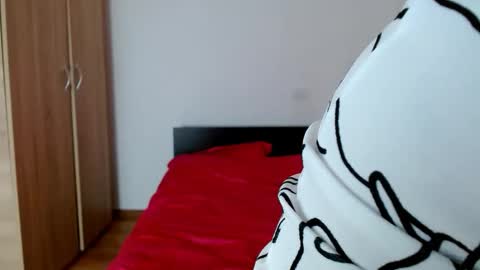 julie_queenxx online show from February 23, 1:19 am