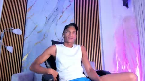 Snapshot of juliensaint_ chatting on October 13, 3:25 pm Julien online show from October 13, 3:25 pm