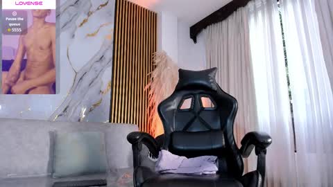 Snapshot of juliensaint_ chatting on October 17, 12:53 pm Julien online show from October 17, 12:53 pm