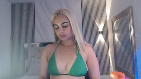 julieta__fox_ online show from June 5, 6:35 pm
