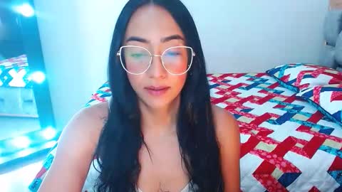 Snapshot of julieta_art1 chatting on October 19, 8:57 pm julieta art1 online show from October 19, 8:57 pm