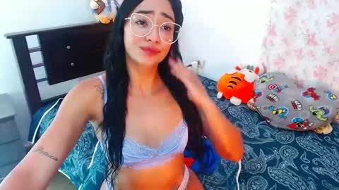 Snapshot of julieta_art1 chatting on December 23, 9:51 pm julieta art1 online show from December 23, 9:51 pm