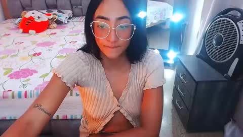 Snapshot of julieta_art1 chatting on February 6, 10:53 pm julieta art1 online show from February 6, 10:53 pm