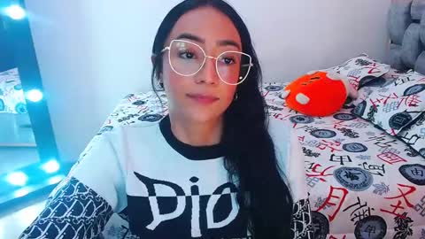 Snapshot of julieta_art1 chatting on October 12, 9:27 pm julieta art1 online show from October 12, 9:27 pm