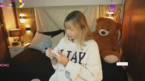 jullianapriv_ online show from February 4, 2:32 pm