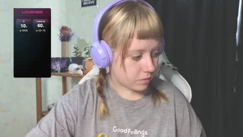 Snapshot of june_shy0 chatting on September 18, 7:01 am June online show from September 18, 7:01 am