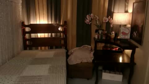 justine_hunk online show from March 24, 7:47 am