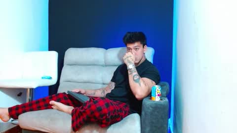 justinfuller_31 online show from February 15, 10:19 pm